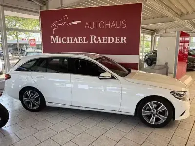 Gebraucht Mercedes C180 156 PS (114 kW) 2019 Polarweiss  unilack Kombi