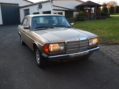 Gebraucht Mercedes E300 80 PS (58 kW) 1982 Gold Limousine