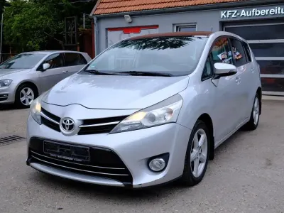Gebraucht Toyota Verso Life 177 PS (130 kW) 2013 Silber Van / Kleinbus