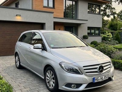 Gebraucht Mercedes B180 122 PS (89 kW) 2013 Silber Van / Kleinbus