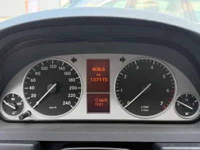 Gebraucht Mercedes B180 116 PS (85 kW) 2010 Silber Van / Kleinbus