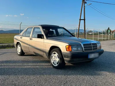 Käytetty Mercedes 190 75 HP (55 kW) 1990 Kulta Sedan