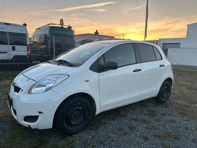 Gebraucht Toyota Yaris 69 PS (50 kW) 2010 Weiß Kleinwagen