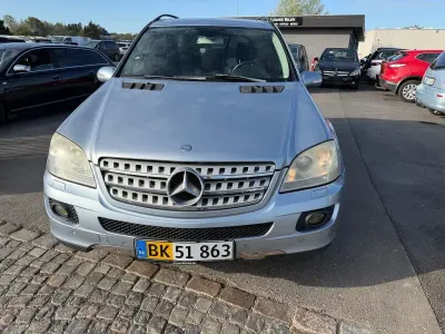 Używany Mercedes ML500 306 KM (225 kW) 2006 Niebieski SUV