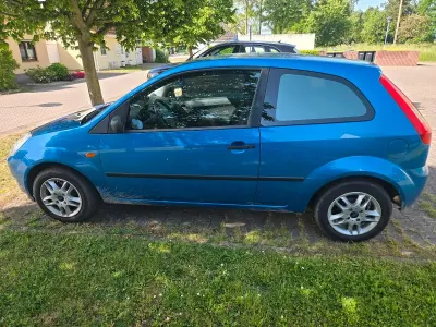 Używany Ford Fiesta 69 KM (50 kW) 2005 Niebieski Hatchback