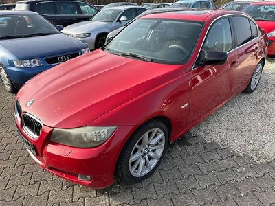 Gebraucht BMW 330 245 PS (180 kW) 2011 Karmesinrot Limousine