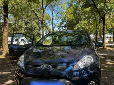 Gebraucht Ford Fiesta 97 PS (71 kW) 2012 Blau Kleinwagen