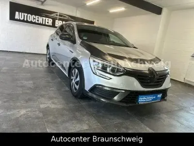 Używany Renault Mégane Life 116 KM (85 kW) 2019 Srebrny Sedan/Limuzyna