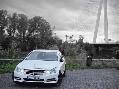 Gebraucht Mercedes E220 Elegance 170 PS (125 kW) 2011 Weiß Limousine