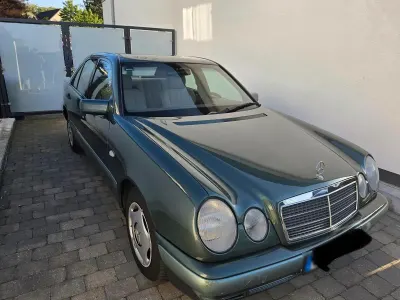 Gebraucht Mercedes E300 136 PS (100 kW) 1996 Grün Limousine