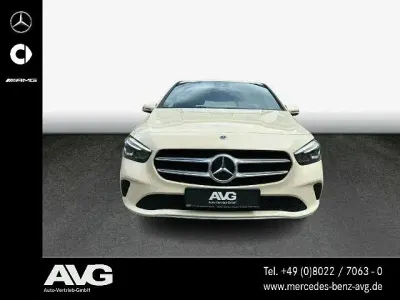 Gebraucht Mercedes B180 116 PS (85 kW) 2022 Manufaktur exklusiv hellelfenb Van / Kleinbus