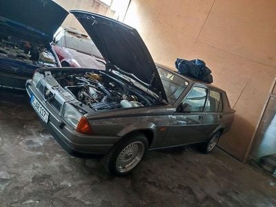 Usata Alfa Romeo 75 120 CV (88 kW) 1991 Grigio Berlina