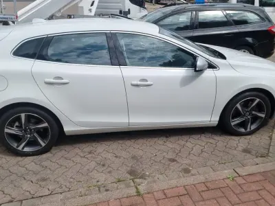 Gebraucht Volvo V40 R-Design 150 PS (110 kW) 2014 Weiß Limousine