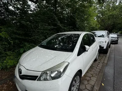 Gebraucht Toyota Yaris 69 PS (50 kW) 2013 Weiß Kleinwagen