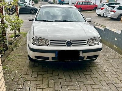 Second-hand VW Golf IV 90 CP (66 kW) 2000 Alb Berlinǎ