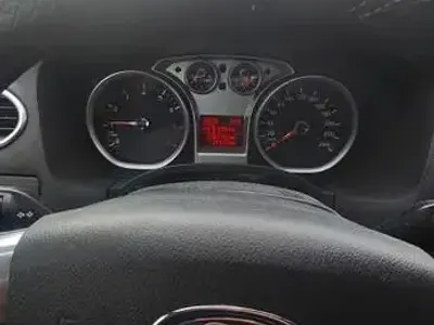 Usado Ford Focus Ambiente 101 HP (74 kW) 2008 Bege Sedan