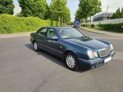 Gebraucht Mercedes E240 Elegance 170 PS (125 kW) 1999 Grün Limousine