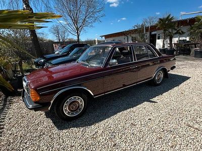 Gebraucht Mercedes 240 72 PS (52 kW) 1983 Rot Limousine
