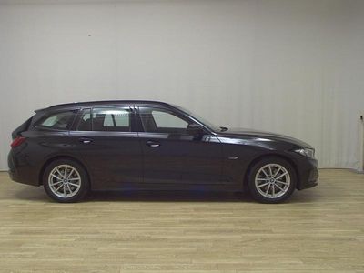Schwarz Gebraucht 2022 BMW 320e Sport Line Kombi | 22.780 € (Fairer Preis)