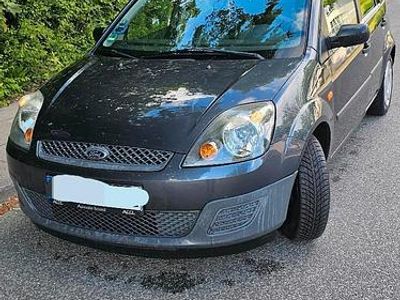 Grau Gebraucht 2005 Ford Fiesta Limousine | 2.700 € (Teuer)