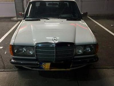 Second-hand Mercedes 230 131 CP (96 kW) 1984 Alb Berlinǎ