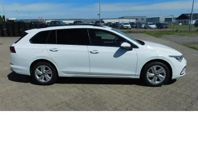 Gebraucht VW Golf VIII Life 110 PS (80 kW) 2023 Purewhite c9a (weiß)weiß Kombi