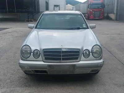 Gebraucht Mercedes E220 125 PS (91 kW) 1999 Silber Limousine