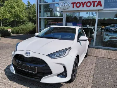 Gebraucht Toyota Yaris Hybrid 116 PS (85 kW) 2025 Weiß Limousine