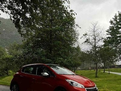 Gebraucht Peugeot 208 Allure 110 PS (80 kW) 2015 Rot Kleinwagen