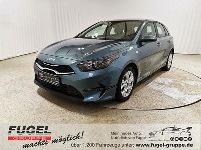 Gebraucht Kia Ceed Play 120 PS (88 kW) 2023 Yucca steel Kleinwagen