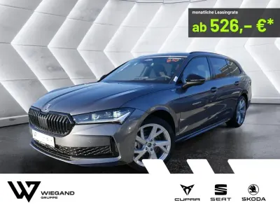 Neu Skoda Superb SportLine 265 PS (194 kW) 2025 Grau (grau / graphitgrau) Kombi