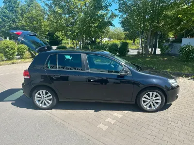 Gebraucht VW Golf VI 105 PS (77 kW) 2011 Schwarz Kleinwagen
