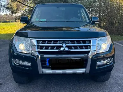 Second-hand Mitsubishi Pajero Top 200 CP (147 kW) 2015 Verde SUV