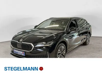 Neu Skoda Superb Selection 150 PS (110 kW) 2025 Ebony schwarz metallic Kombi