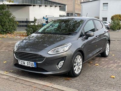 Grau Gebraucht 2017 Ford Fiesta Titanium Limousine | 10.790 € (Fairer Preis)