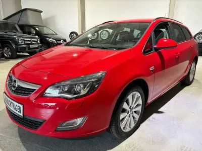 Gebraucht Opel Astra 101 PS (74 kW) 2012 Rot Limousine