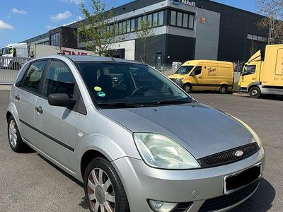 Gebraucht Ford Fiesta Trend 80 PS (58 kW) 2005 Silber Kleinwagen