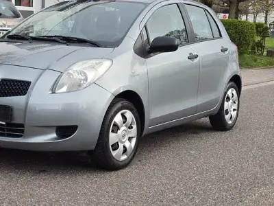 Usata Toyota Yaris Cool 69 CV (50 kW) 2007 Argento Utilitaria