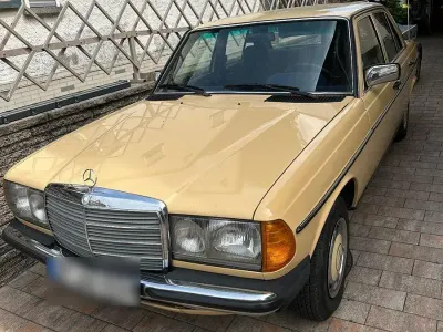 Gebraucht Mercedes 230 136 PS (100 kW) 1983 Gelb Limousine