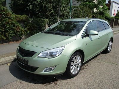 Grün Gebraucht 2011 Opel Astra Design Edition Kombi | 7.099 € (Teuer)