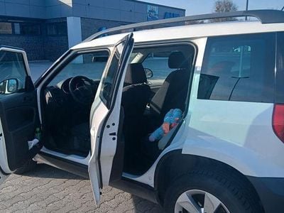 Second-hand Skoda Yeti Active 105 CP (77 kW) 2011 Alb SUV