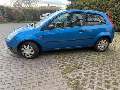 Używany Ford Fiesta 69 KM (50 kW) 2004 Niebieski Hatchback