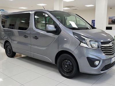 Grau Gebraucht 2015 Opel Vivaro Van / Kleinbus | 14.450 €