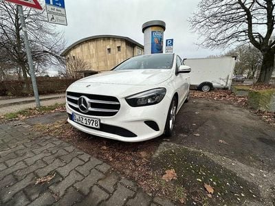 Weiß Gebraucht 2019 Mercedes B180 Van / Kleinbus | 18.000 € (Guter Preis)