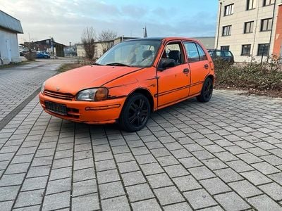 Begagnad Toyota Starlet 75 HK (55 kW) 1996 Orange Halvkombi