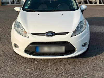 Gebraucht Ford Fiesta Trend 82 PS (60 kW) 2012 Weiß Limousine