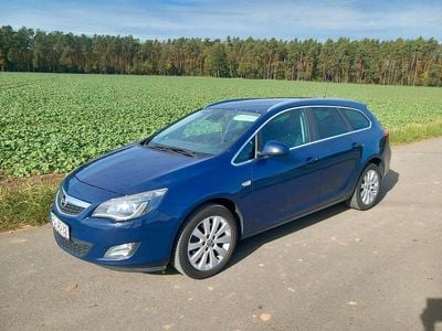 Blau Gebraucht 2012 Opel Astra Kombi | 2.850 €