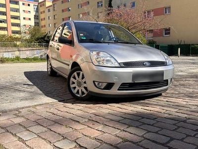 Usata Ford Fiesta Ghia 80 CV (58 kW) 2005 Argento Utilitaria