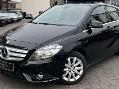 Gebraucht Mercedes B180 122 PS (89 kW) 2012 Kosmosschwarz  metalliclack Van / Kleinbus