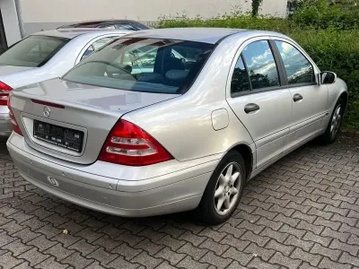 Gebraucht Mercedes C180 Elegance 129 PS (94 kW) 2002 Silber Limousine